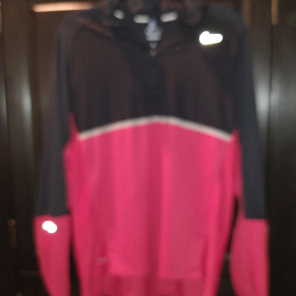 Nike DRI Fit Running Shirt - Picture 2 of 3